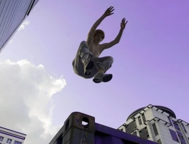 Αυτός είναι ο παρκουρίστας που μοιάζει να αψηφά τον θάνατο (βίντεο)